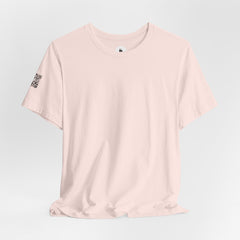 Suunnittele Oma T-paita – Minimal Tee (QR-yksityiskohta hihassa)